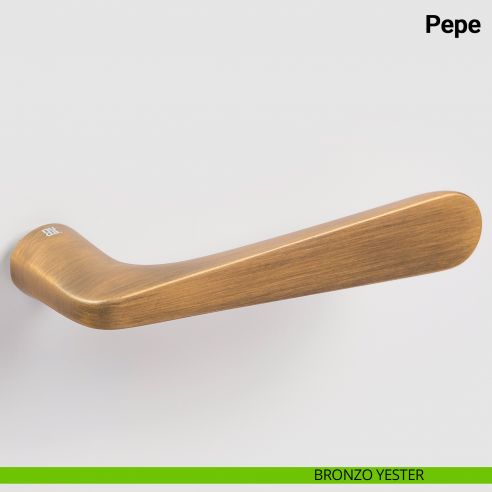 Maniglia per porta Pepe Nuda Verum Italy senza rosetta - bronzo yester