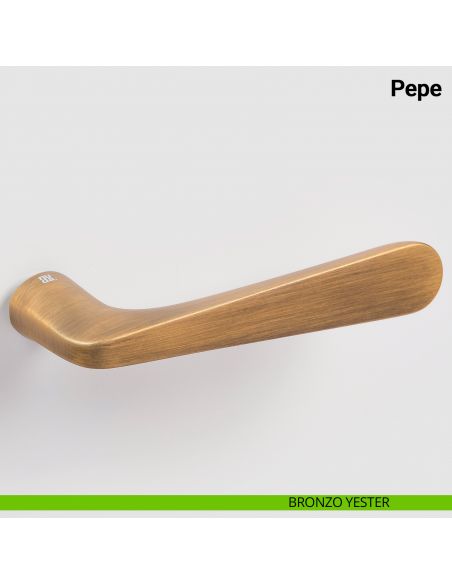 Maniglia per porta Pepe Nuda Verum Italy senza rosetta - bronzo yester