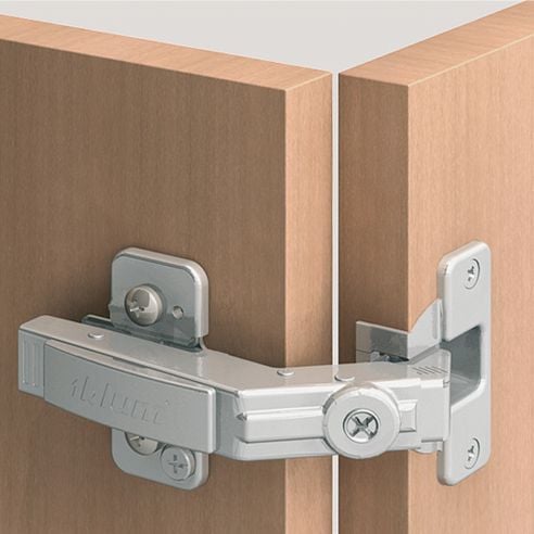 Cerniera Blum 79T8500 Clip Top per mobili ad angolo con ante a soffietto con molla apertura 60 gradi