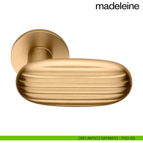 Maniglia per porta Madeleine dndHandles con rosetta fine PVD oro antico satinato