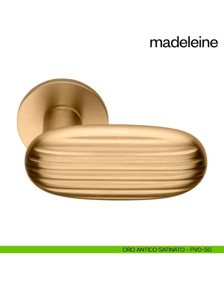 Maniglia per porta Madeleine dndHandles con rosetta fine PVD oro antico satinato