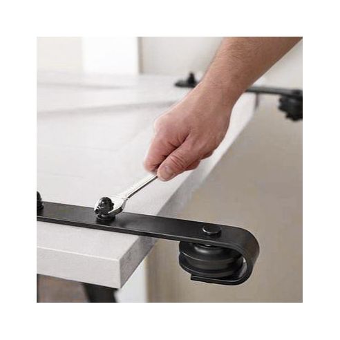 Emuca Sistema Barn per ante scorrevoli in legno sospese, Con chiusura soft, Verniciato nero, Acciaio e Tecnoplastica