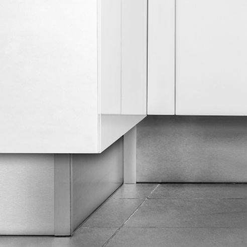 Emuca battiscopa da cucina Plasline con accessori per unione., 2,35 m, Anodizzato satinato, Tecnoplastica