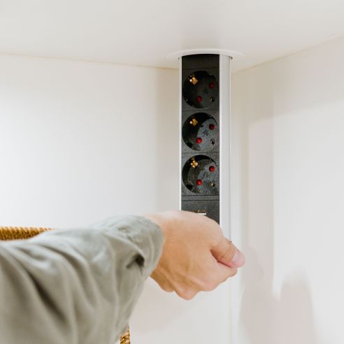 Emuca Multipresa estraibile Vertikal, 3 prese Schuko, 2 USB tipo A, Tecnoplastica e Alluminio, Verniciato bianco