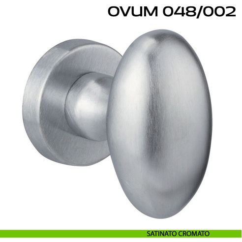 Pomolo ovale per porta fisso Ovum 048 Reguitti con rosetta tonda satinato