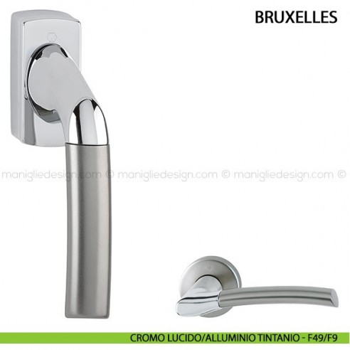 Maniglia per finestra martellina DK Bruxelles Hoppe con base quadrata cromo lucido/alluminio titanio - F49/F9