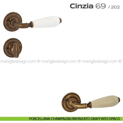 Maniglia in porcellana per porta con nottolino 069 Cinzia Reguitti con viti a vista porcellana champagne/bronzato graffiato 