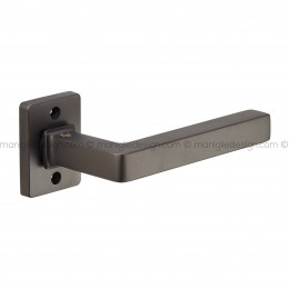 Maniglia per porta Angela Poggi Mariani con rosetta rettangolare