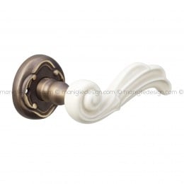 Maniglia in porcellana beige chiaro per porta Onda Poggi Mariani con rosetta artistica