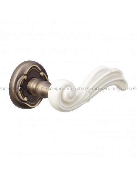 Maniglia in porcellana beige chiaro per porta Onda Poggi Mariani con rosetta artistica