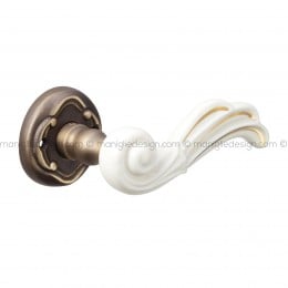 Maniglia in porcellana beige chiaro filo oro per porta Onda Poggi Mariani con rosetta artistica