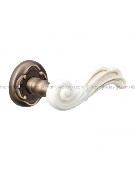 Maniglia in porcellana beige chiaro filo oro per porta Onda Poggi Mariani con rosetta artistica