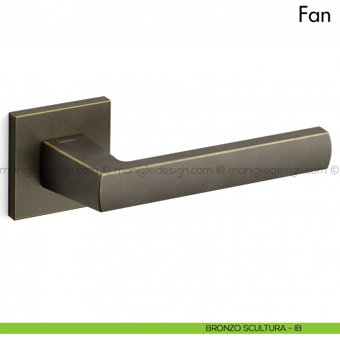 Maniglia per porta Fan Mandelli bronzo scultura