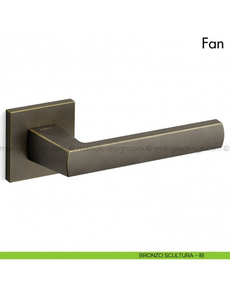 Maniglia per porta Fan Mandelli bronzo scultura