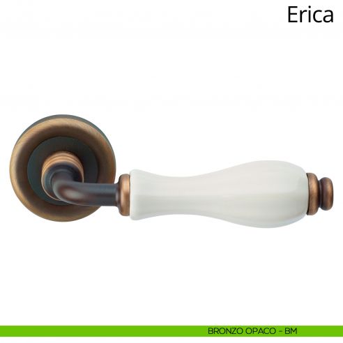 Maniglia con porcellana bianca Erica Linea Calì bronzo opaco