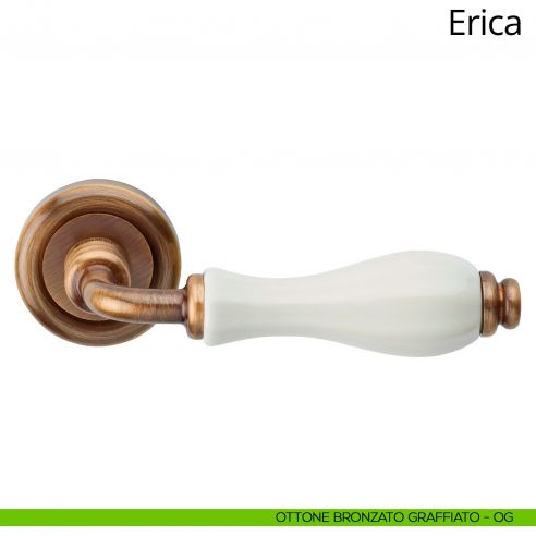 Maniglia con porcellana bianca Erica Linea Calì ottone bronzato graffiato