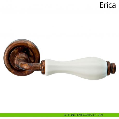 Maniglia con porcellana bianca Erica Linea Calì ottone invecchiato