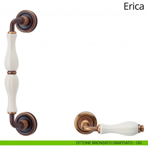 Maniglione con porcellana bianca per porta Erica Linea Calì ottone bronzato graffiato