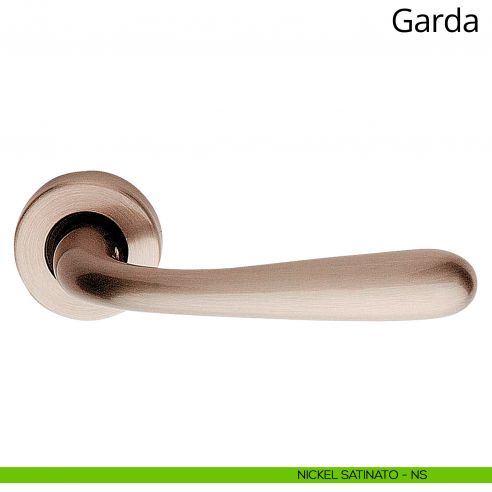 Maniglia per porta interna Garda Linea Calì con rosetta tonda nickel satinato