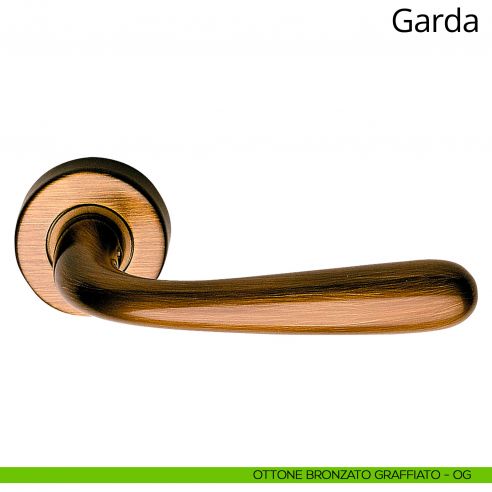 Maniglia per porta interna Garda Linea Calì con rosetta tonda ottone bronzato graffiato
