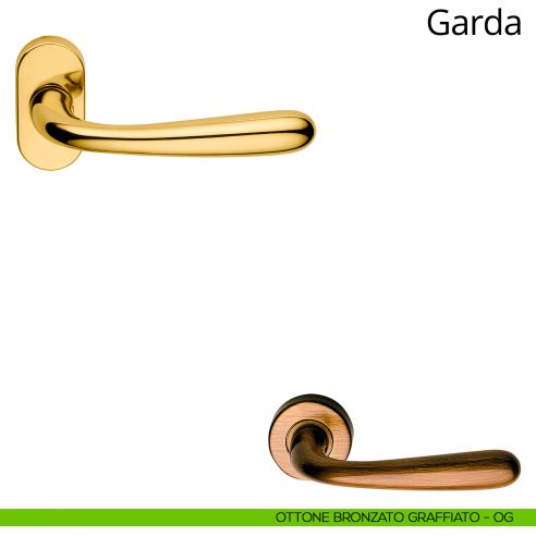 Maniglia per porta interna Garda Linea Calì con rosetta ovale ottone bronzato graffiato
