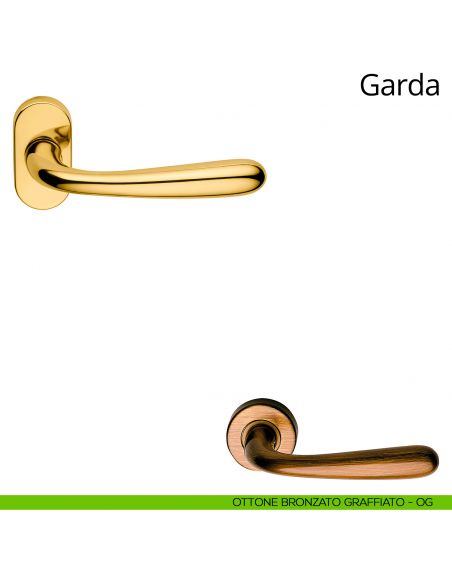 Maniglia per porta interna Garda Linea Calì con rosetta ovale ottone bronzato graffiato
