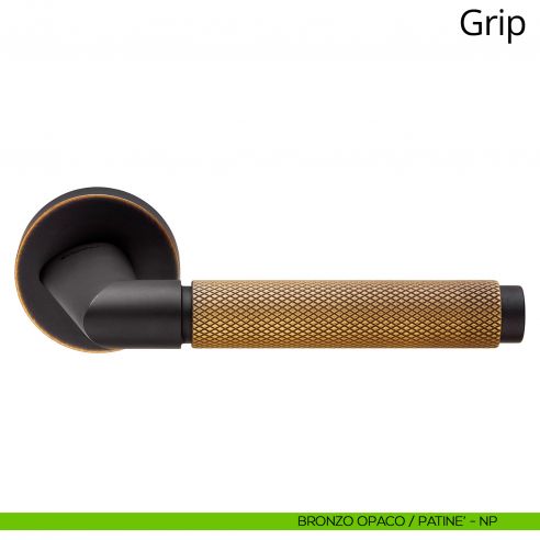 Maniglia per porta interna Grip Linea Calì rosetta tonda tradizionale bronzo opaco + patinè