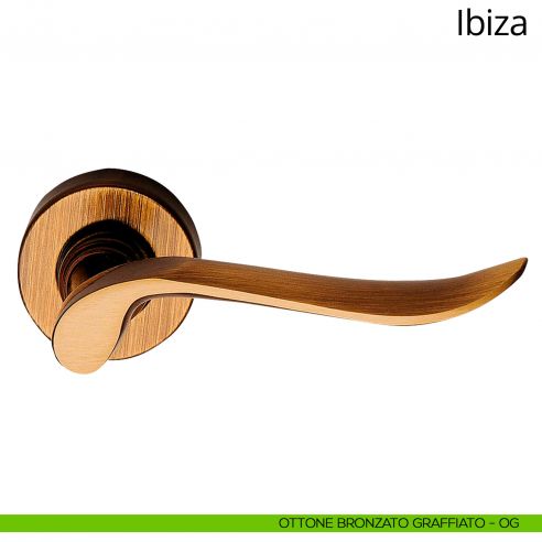 Maniglia per porta interna Ibiza Linea Calì con rosetta tonda ottone bronzato graffiato