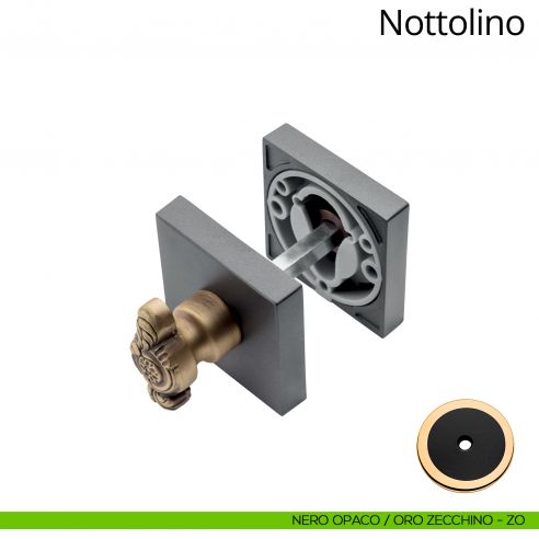 Nottolino per porta 019 Linea Calì con rosetta quadrata nero opaco + oro zecchino