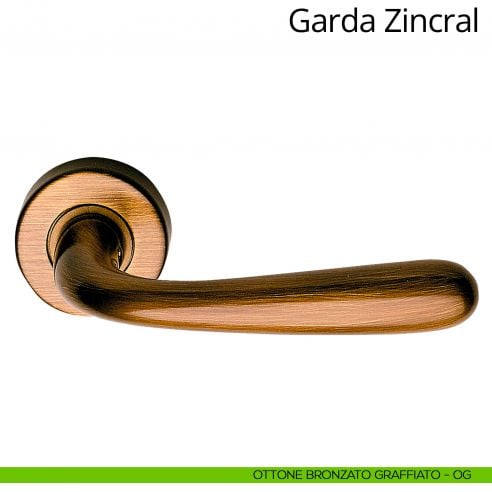Maniglia per porta interna Garda Zincral Linea Calì rosetta tonda ottone bronzato graffiato