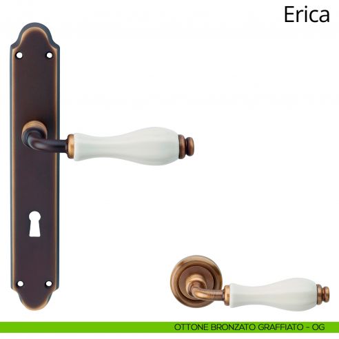 Maniglia con placca per porta porcellana bianca Erica Linea Calì - ottone bronzato graffiato - foro patent