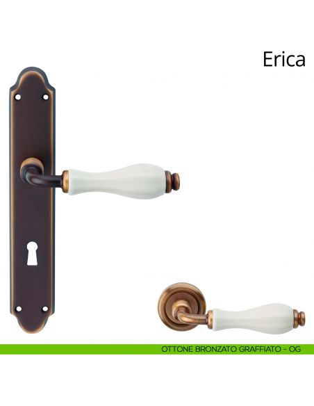 Maniglia con placca per porta porcellana bianca Erica Linea Calì - ottone bronzato graffiato - foro patent