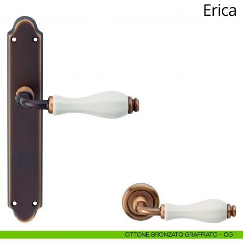 Maniglia con placca per porta porcellana bianca Erica Linea Calì - ottone bronzato graffiato - placca cieca