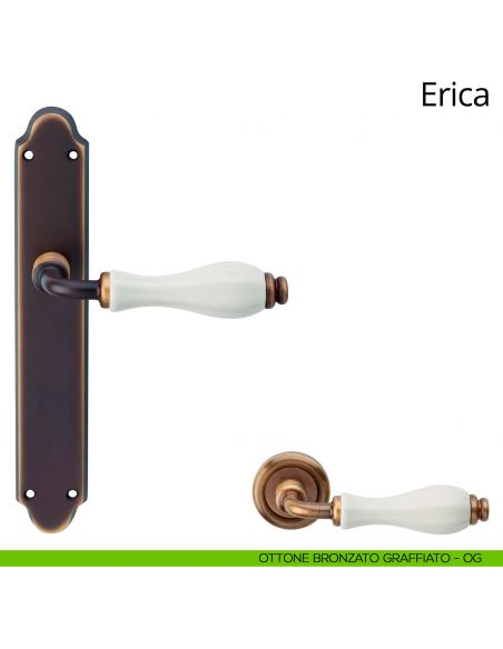 Maniglia con placca per porta porcellana bianca Erica Linea Calì - ottone bronzato graffiato - placca cieca
