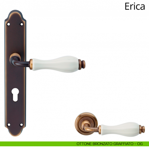 Maniglia con placca per porta porcellana bianca Erica Linea Calì - ottone bronzato graffiato - foro yale