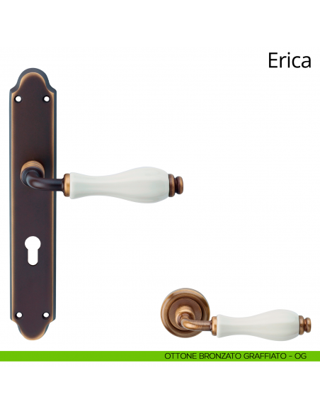Maniglia con placca per porta porcellana bianca Erica Linea Calì - ottone bronzato graffiato - foro yale