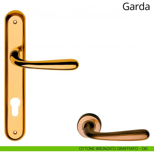 Maniglia con placca per porta Garda Linea Calì - ottone bronzato graffiato - foro yale