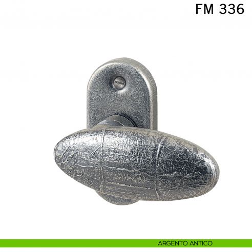 Maniglia in ferro per porta Il Forgiato FM 336 con rosetta ovale argento antico