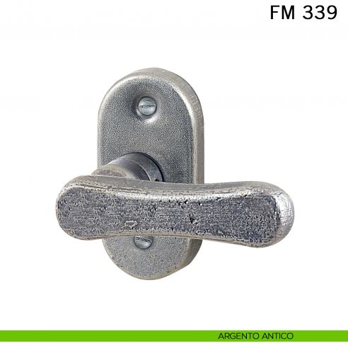 Maniglia in ferro per porta Il Forgiato FM 339 con rosetta ovale argento antico