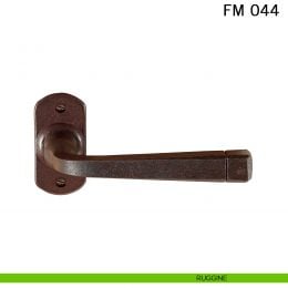 Maniglia in ferro per porta Il Forgiato FM 044 con rosetta ovale 2