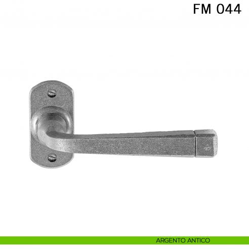 Maniglia in ferro per porta Il Forgiato FM 044 con rosetta ovale