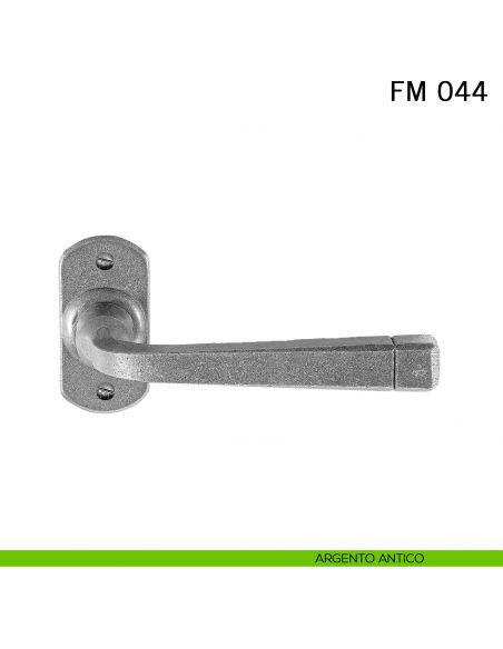 Maniglia in ferro per porta Il Forgiato FM 044 con rosetta ovale