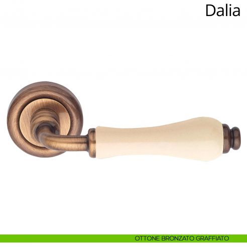 Maniglia porcellana avorio Dalia Linea Calì ottone bronzato graffiato