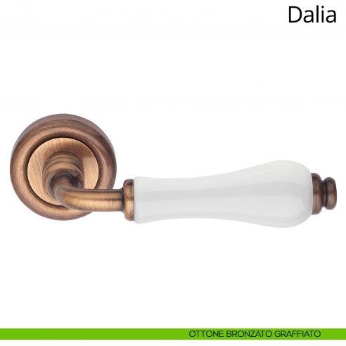 Maniglia porcellana bianca Dalia Linea Calì ottone bronzato graffiato
