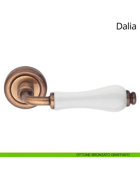 Maniglia porcellana bianca Dalia Linea Calì ottone bronzato graffiato