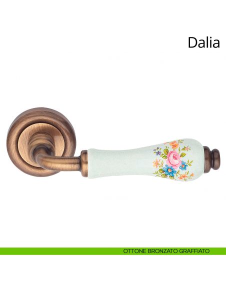Maniglia porcellana bianca con fiori Dalia Linea Calì ottone bronzato graffiato