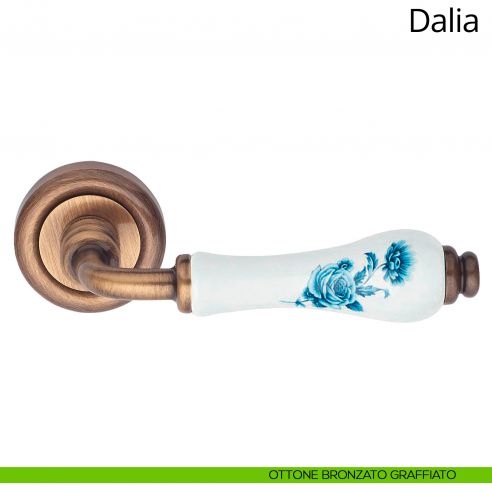 Maniglia porcellana bianca con fiori blu Dalia Linea Calì ottone bronzato graffiato
