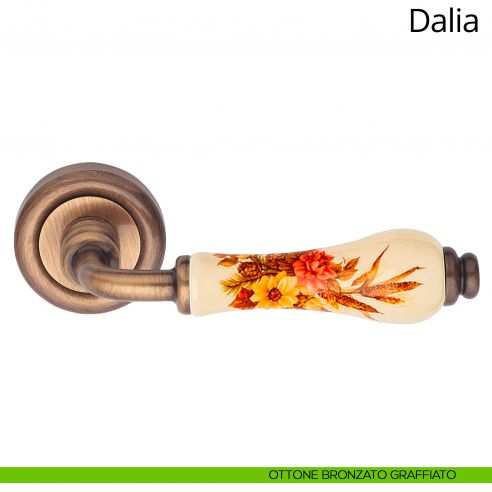 Maniglia porcellana avorio decorata Dalia Linea Calì ottone bronzato graffiato