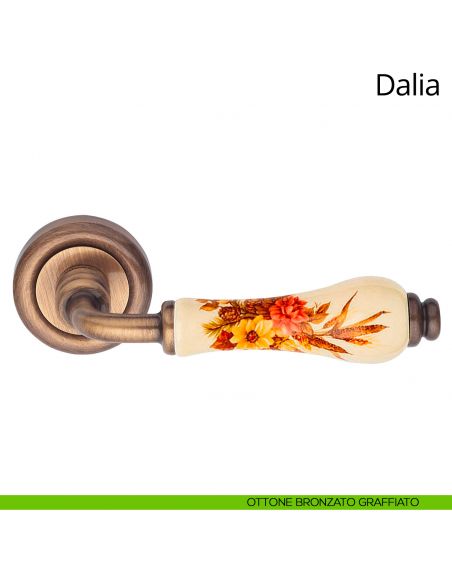 Maniglia porcellana avorio decorata Dalia Linea Calì ottone bronzato graffiato