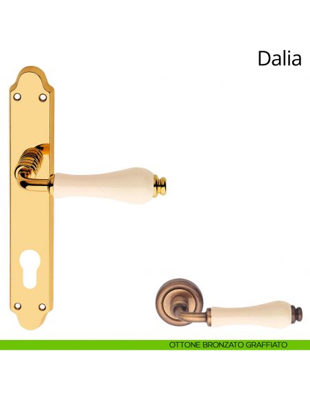 Maniglia con placca per porta porcellana avorio Dalia Linea Calì ottone bronzato graffiato yale